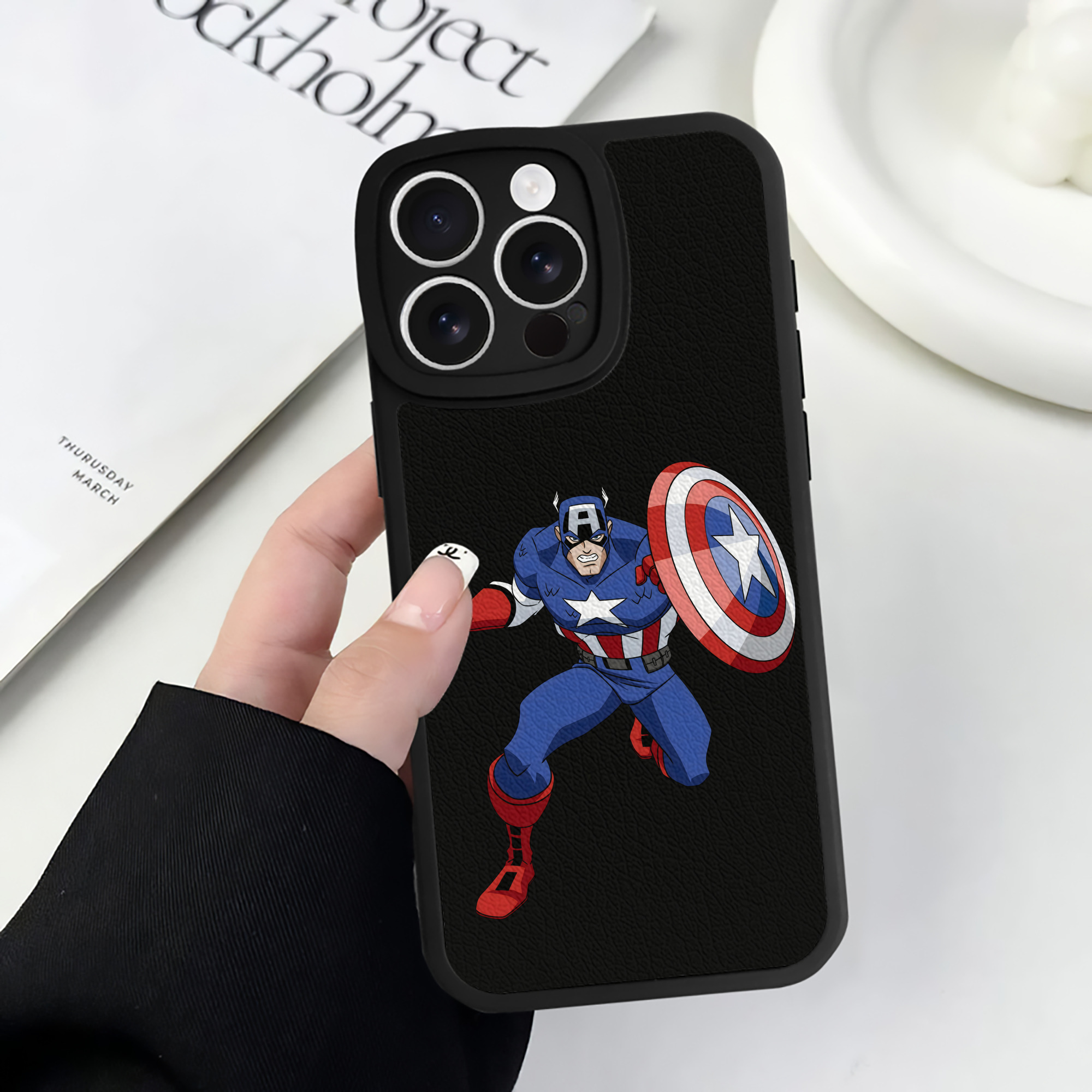 （画像用） アベンジャーズ The Avengers 【iPhone 16シリーズ対応】シリコンスマホケース（レザー調） 材質：シリコン
